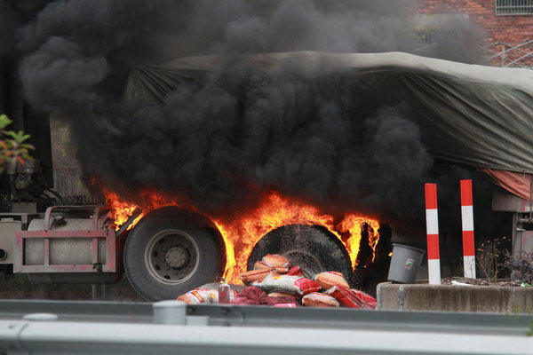 BBIN宝盈集团科普：货车着火事故频发 卡友夏季行车要留心